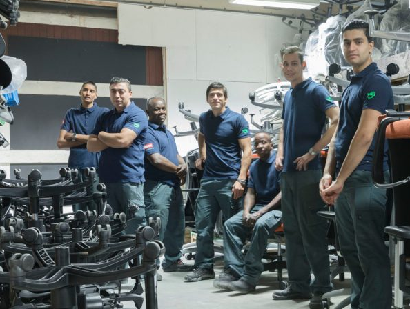 Het team van Stichting Stoel werkt samen in de werkplaats aan het renoveren van meubels